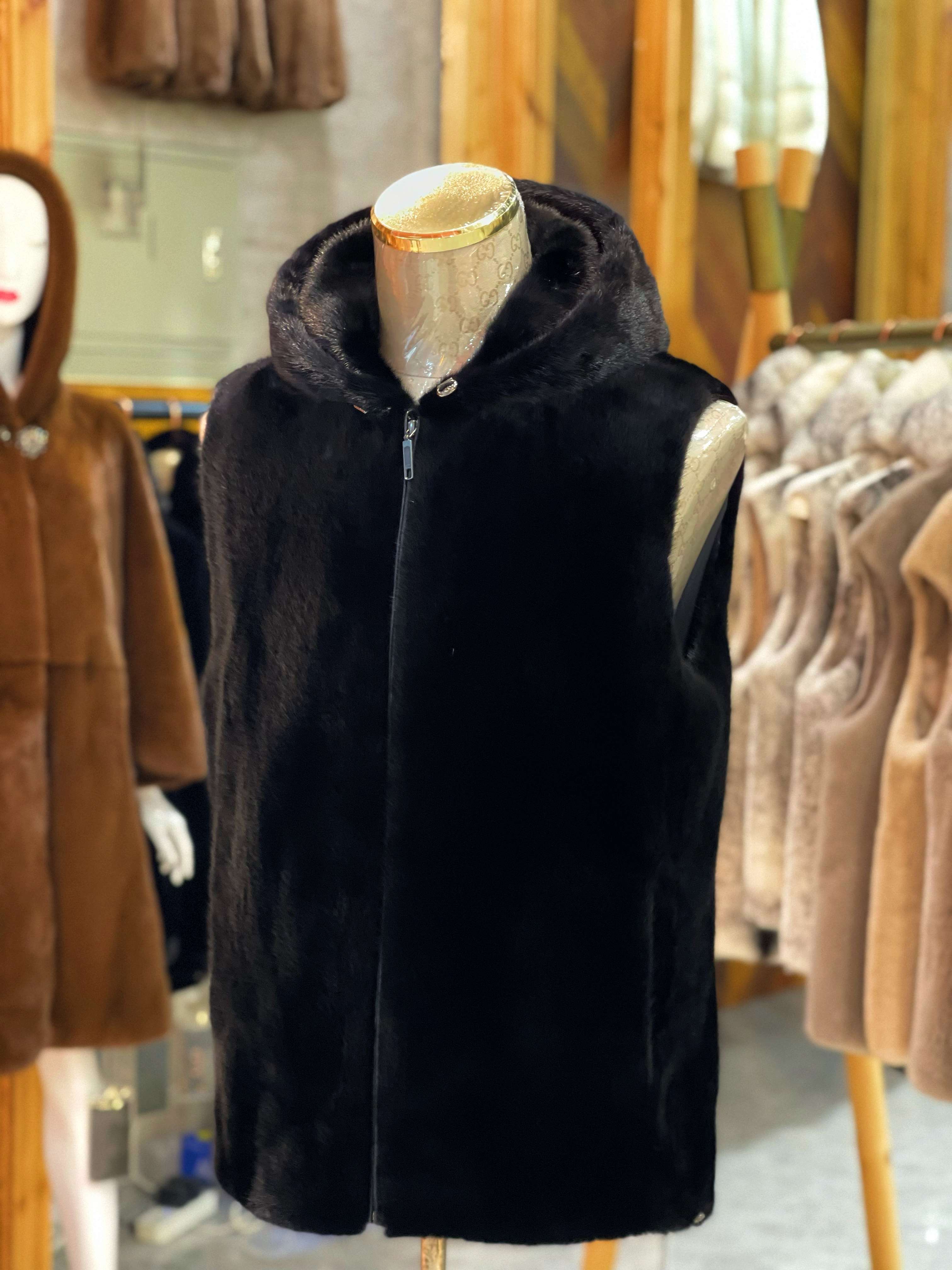 宝嘉美黑色连帽拉锁修身时尚百搭水貂马甲