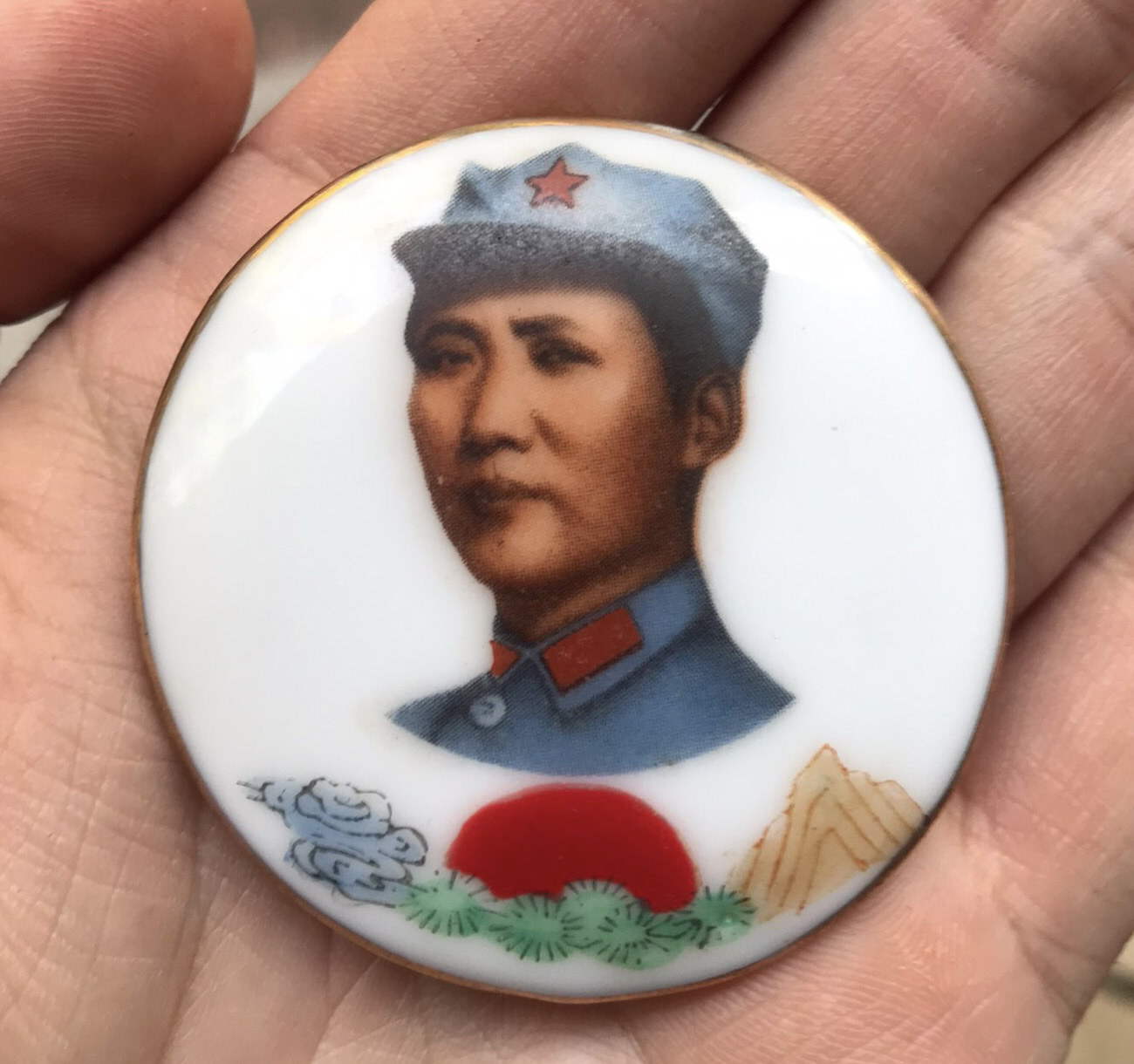 非法定货币5.03厘米手绘红太阳八角帽形象瓷章