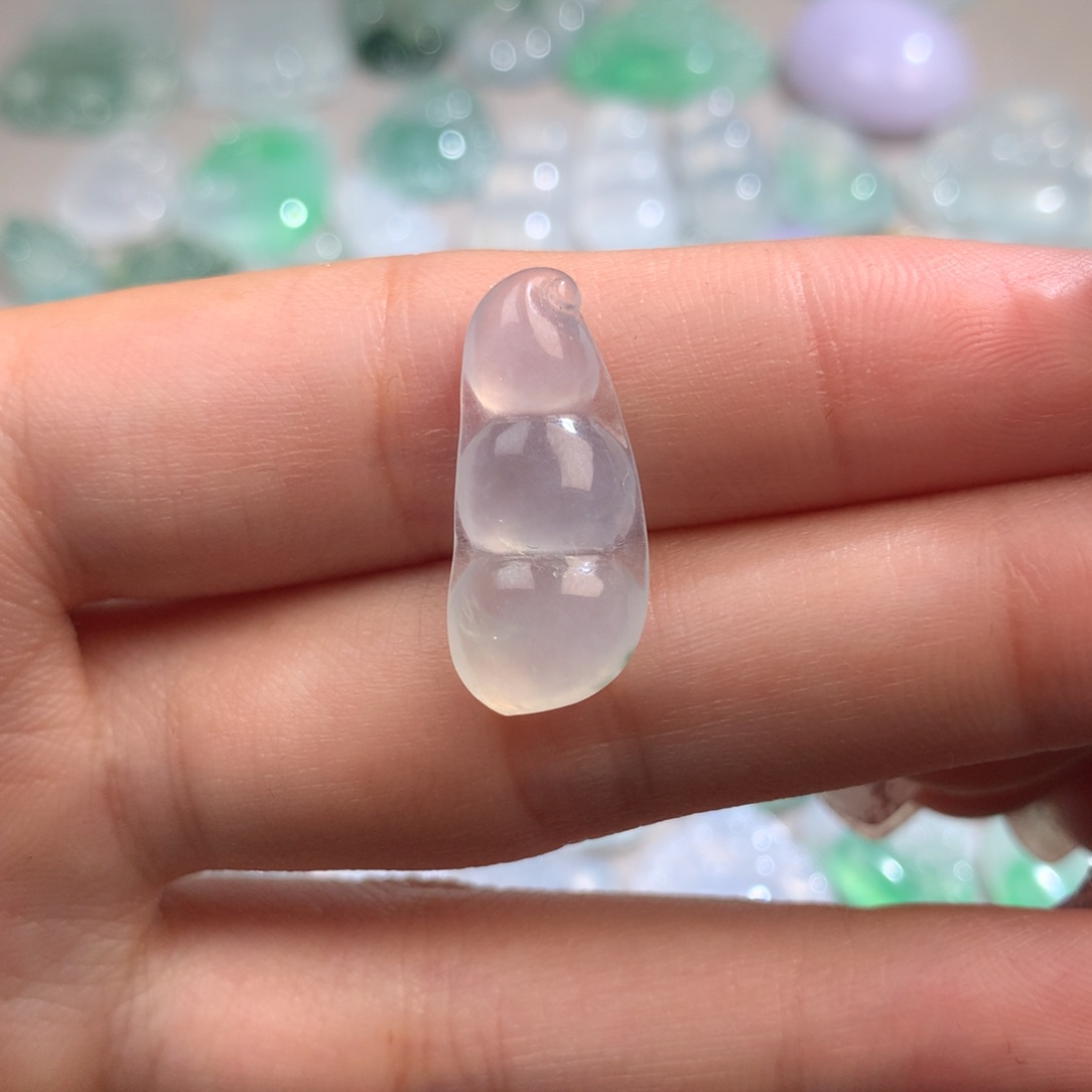 翡翠挂件未镶嵌豆子