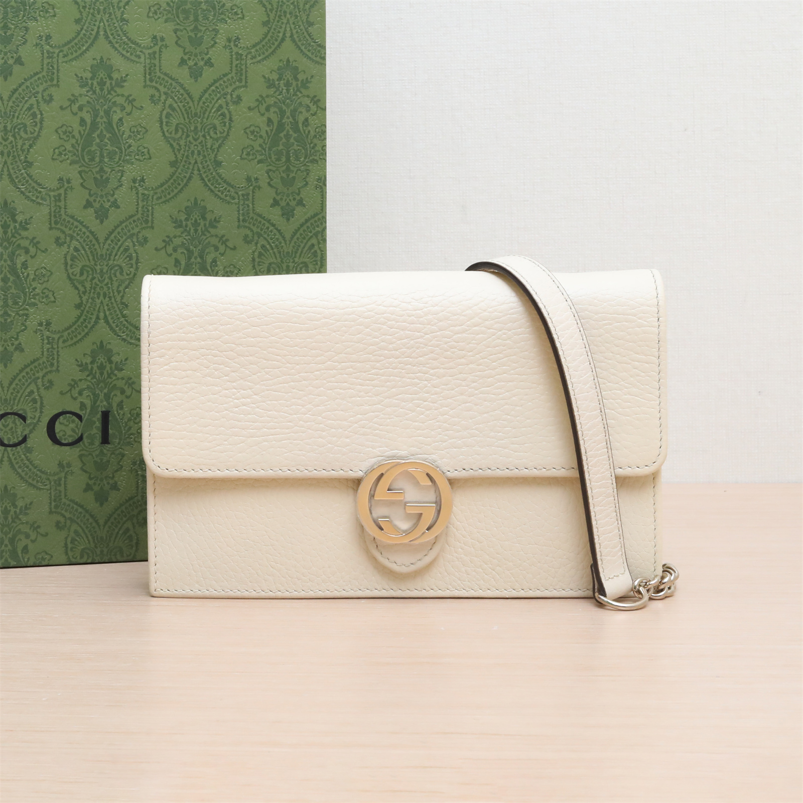 95新  Interlock Woc 19 白色 皮革C 金扣 P243758270