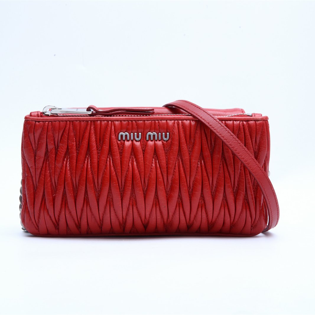 99新 MIU MIU/缪缪 褶皱拉链斜挎包 红色 皮革C P244379038