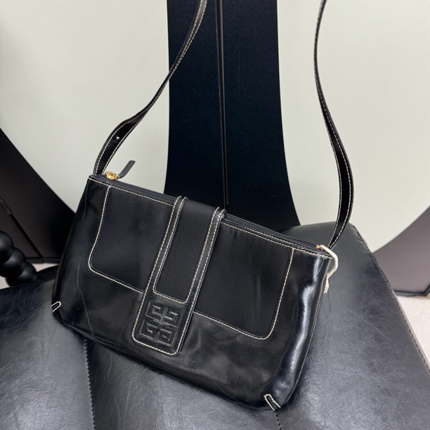 95新 Givenchy/纪梵希 觅时/四宫格腋下/112096