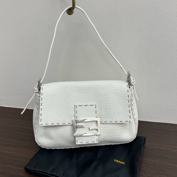 95新 FENDI/芬迪 觅时/白皮小胖丁/113304