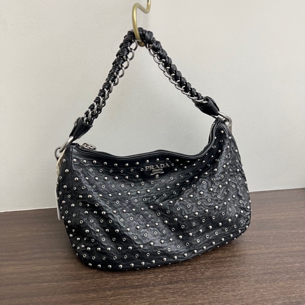 95新 Prada/普拉达 觅时/铆钉三角标单肩包/110153