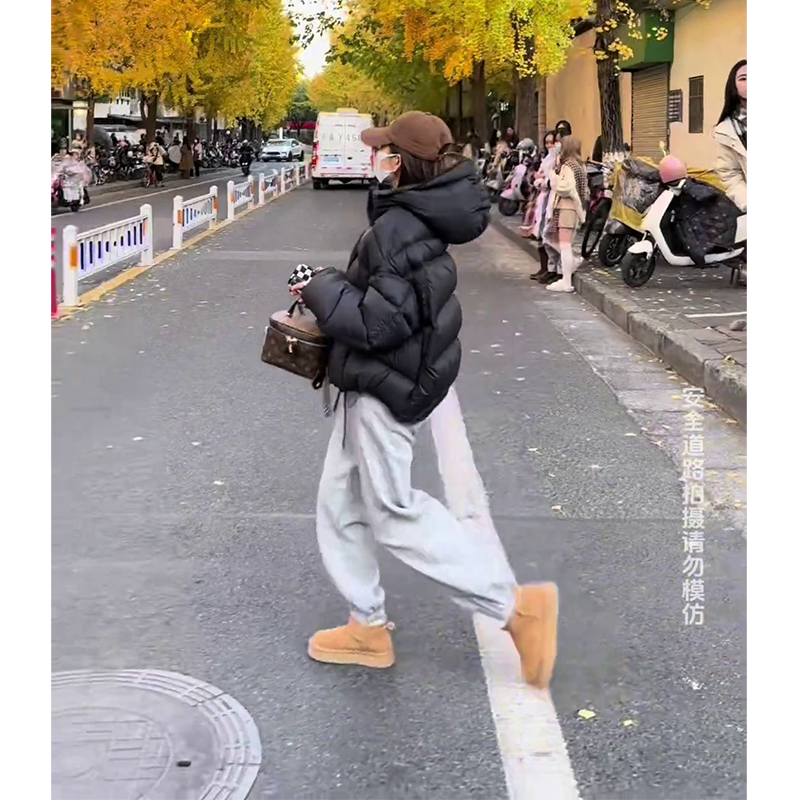 黑色龟背连帽羽绒服女短款2025冬季新款泡芙加厚高级感白鸭绒外套