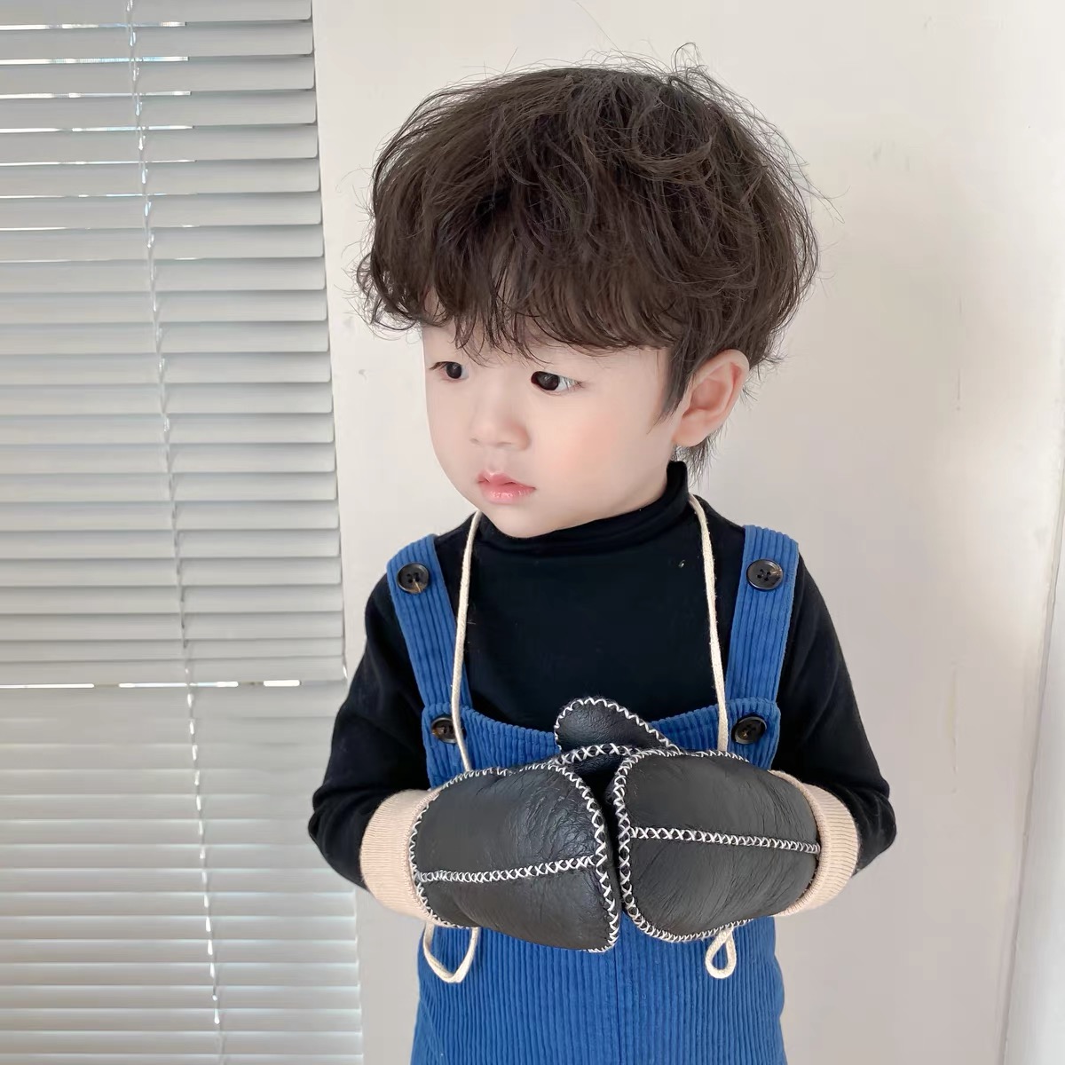 儿童手套羊皮毛一体羊毛宝宝手套冬季保暖挂绳连指手套手缝2-6岁