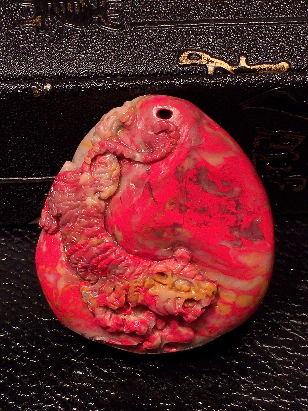 昌化田黄鸡血石精品挂件下山虎