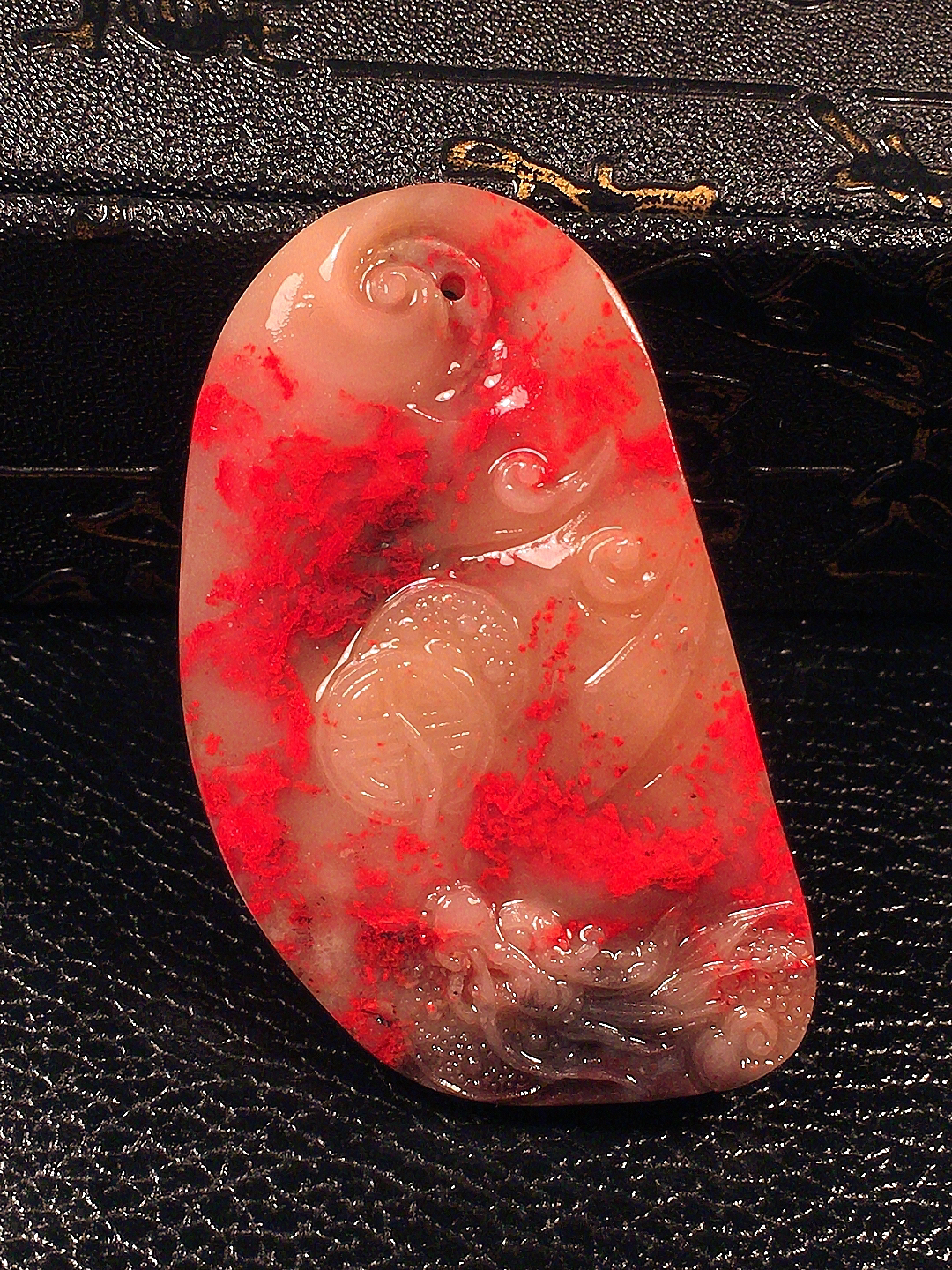 精品昌化鸡血石大龙牌，刘关张，血色鲜活，质地通透温润雕工精细