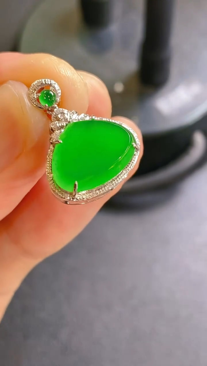 【闪购商品】翡翠吊坠(不含链)18K金镶嵌阳绿爱心无事牌