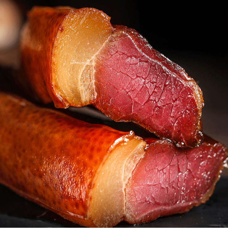 重庆奉节柏树枝香薰土猪腊肉香肠现场称重 