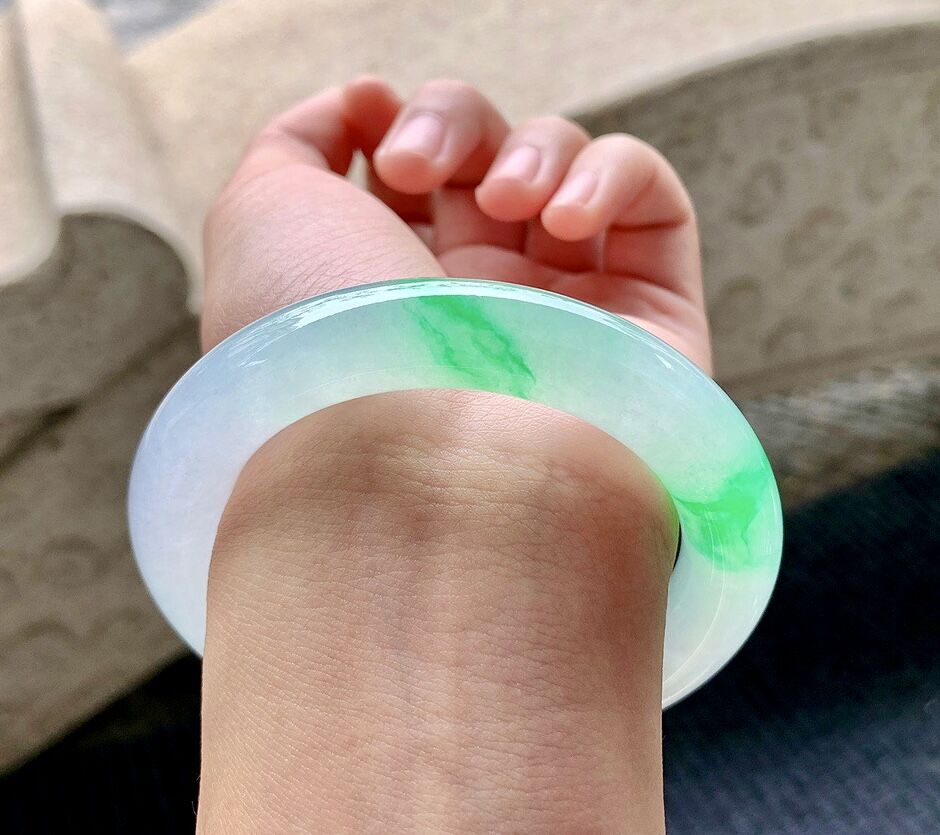 缅甸天然A货翡翠 冰带色水润细腻圆条手镯 圈口53.8mm