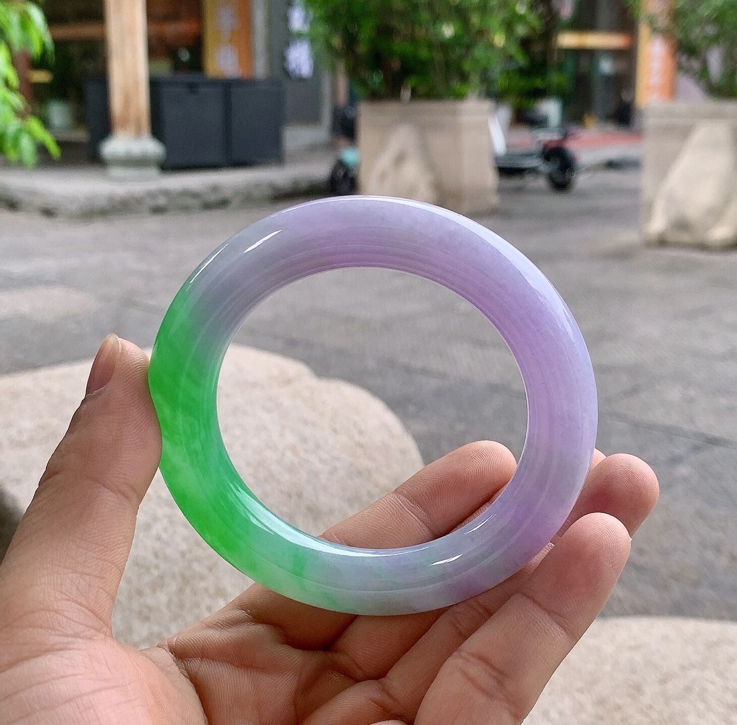 天然缅甸A货翡翠 一段阳色春彩圆条手镯 圈口59mm