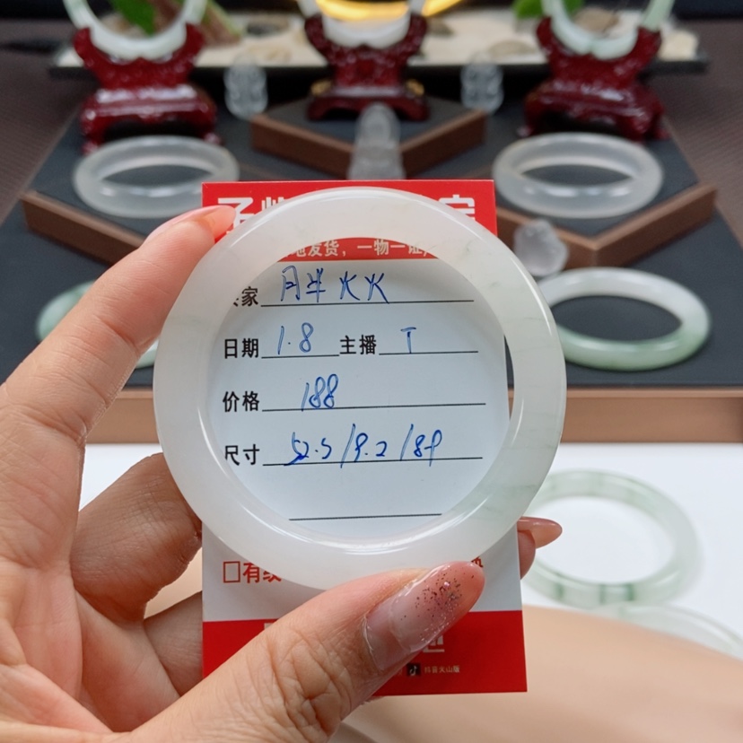【闪购商品】石英质玉手镯未镶嵌月****?