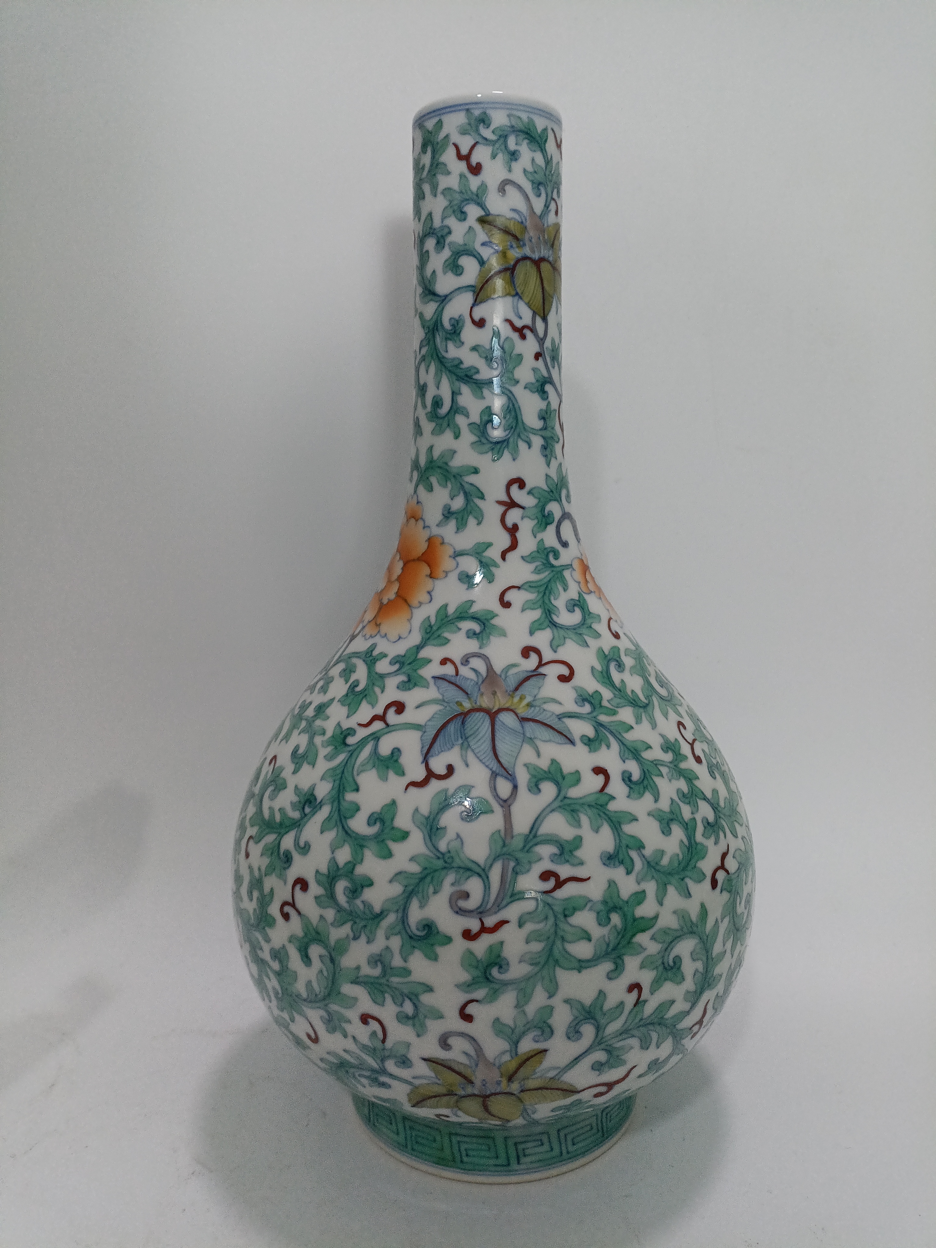 斗彩缠枝莲纹赏瓶，高28.5厘米