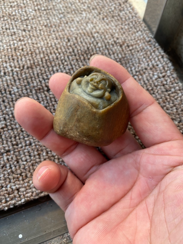 天然翡翠A货带皮雕刻特色弥勒佛