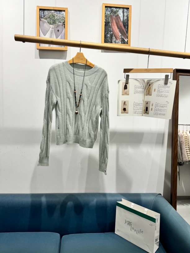 PD2024冬款时尚破洞流苏绞花圆领套头针织衫P4B34228M01 499