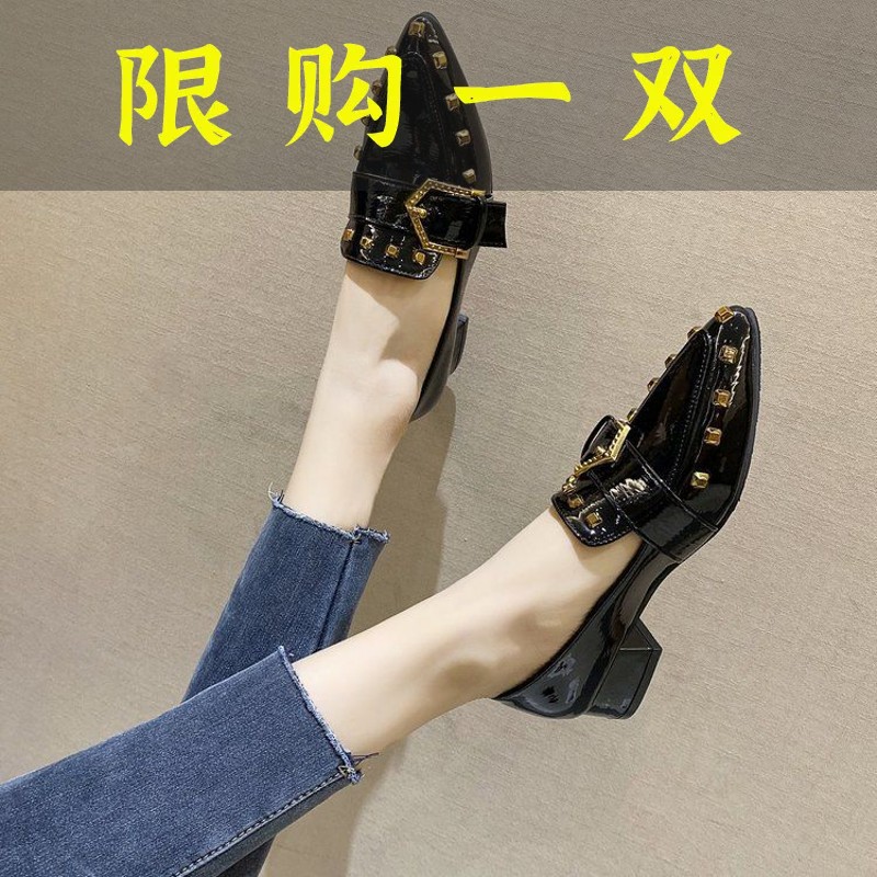 百丽纯爱粗跟尖头单鞋女2023春夏新款韩版百搭平底铆钉乐福鞋女