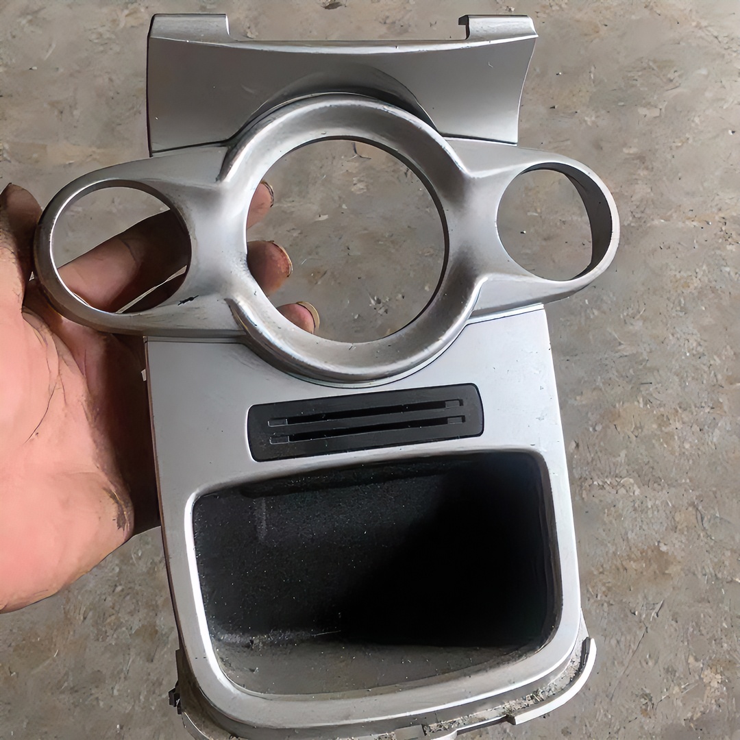 12年福特嘉年华空调旋钮下面储物盒