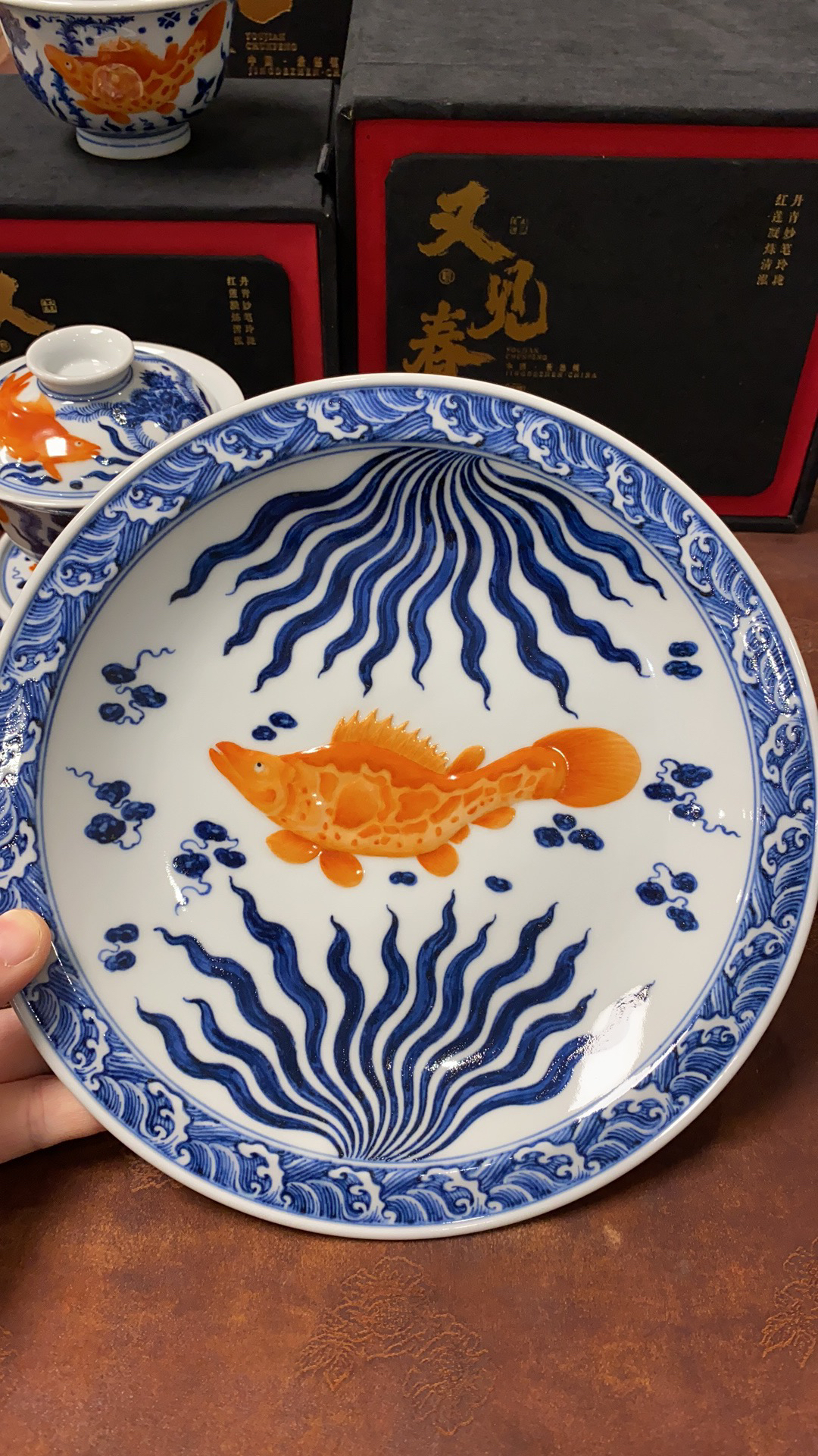 又见春风青花雕刻矾红鱼藻纹壶承