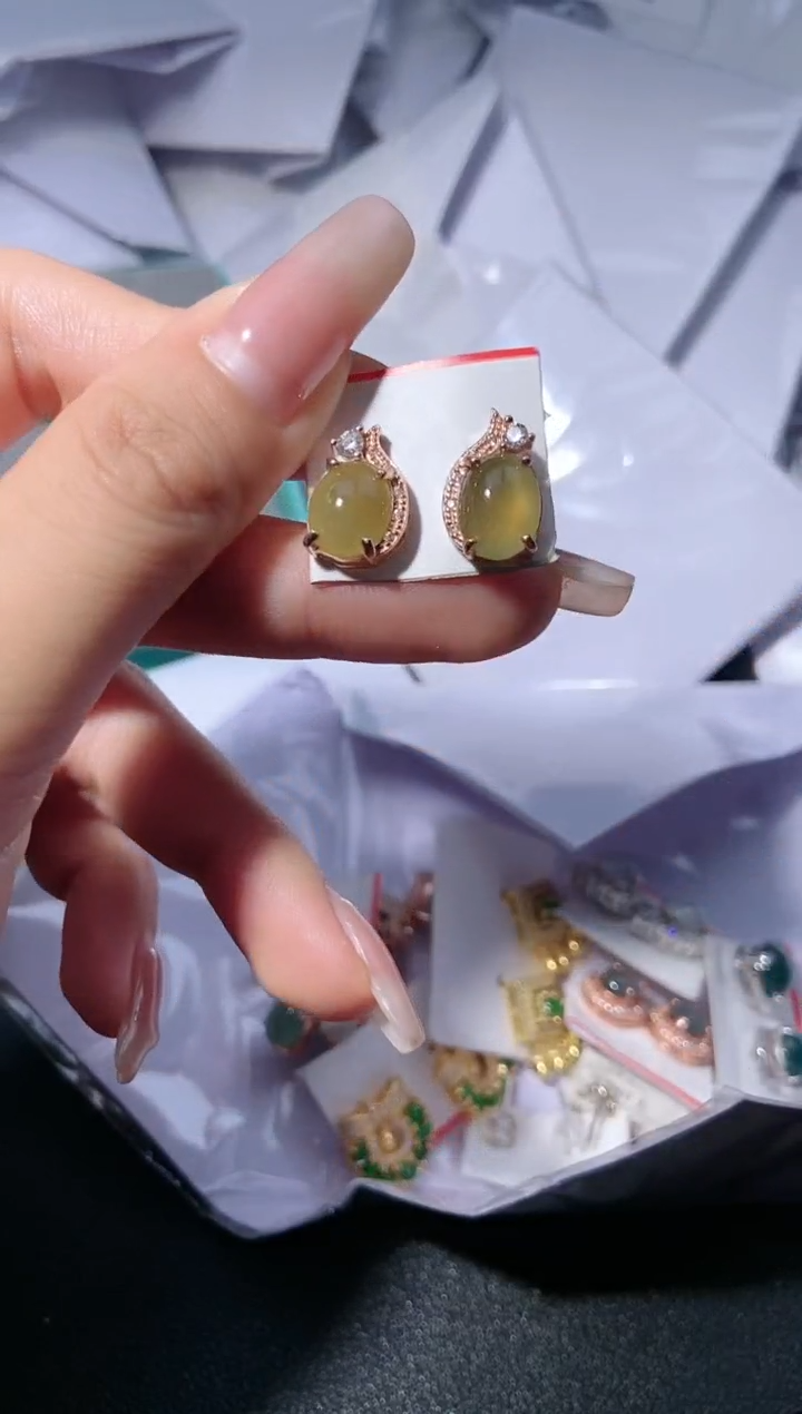 【闪购商品】翡翠吊坠(赠链)未镶嵌.