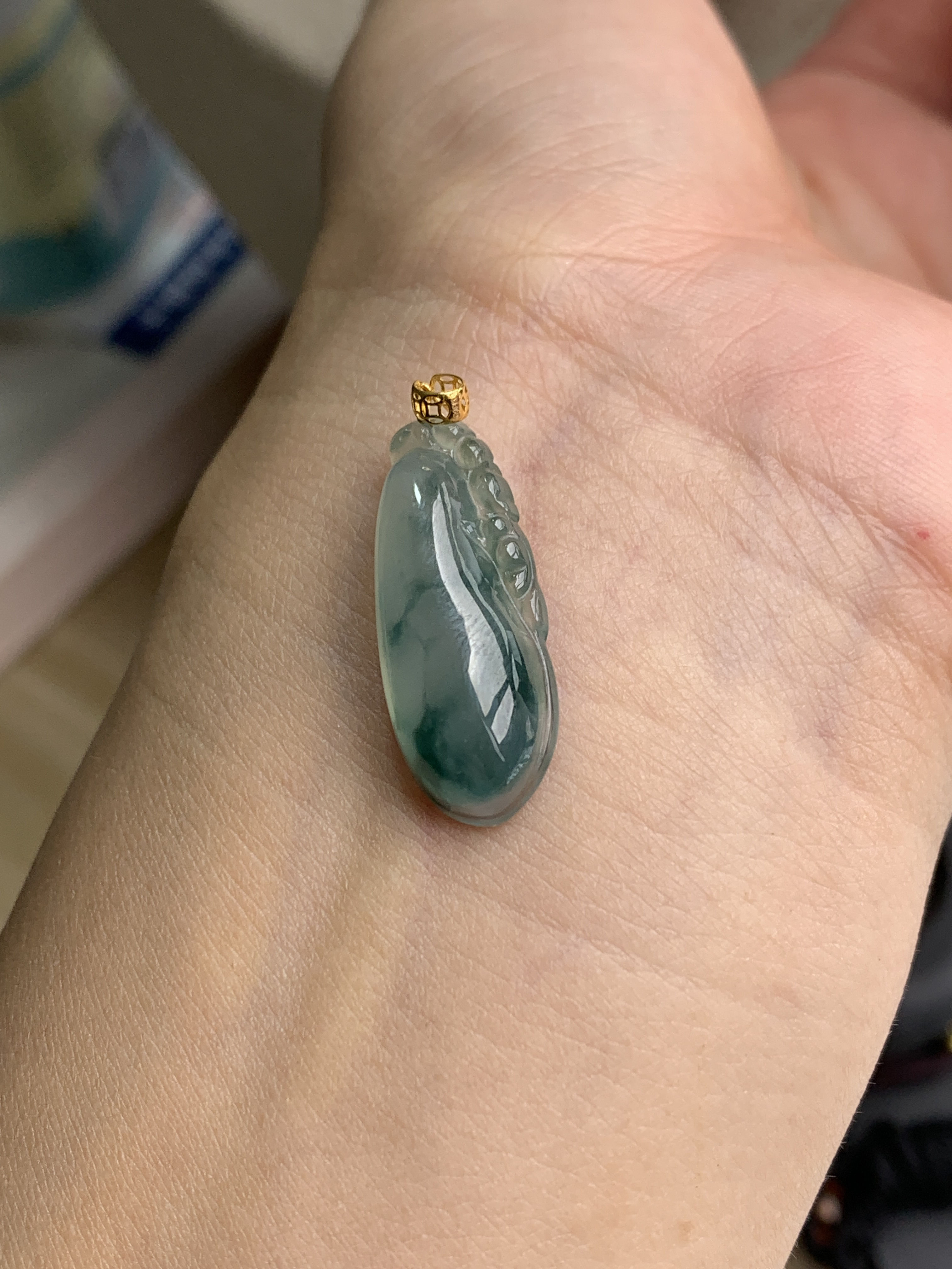 天然缅甸翡翠A货冰绿底色飘花福瓜吊坠女士尺寸24.9*10.5*6