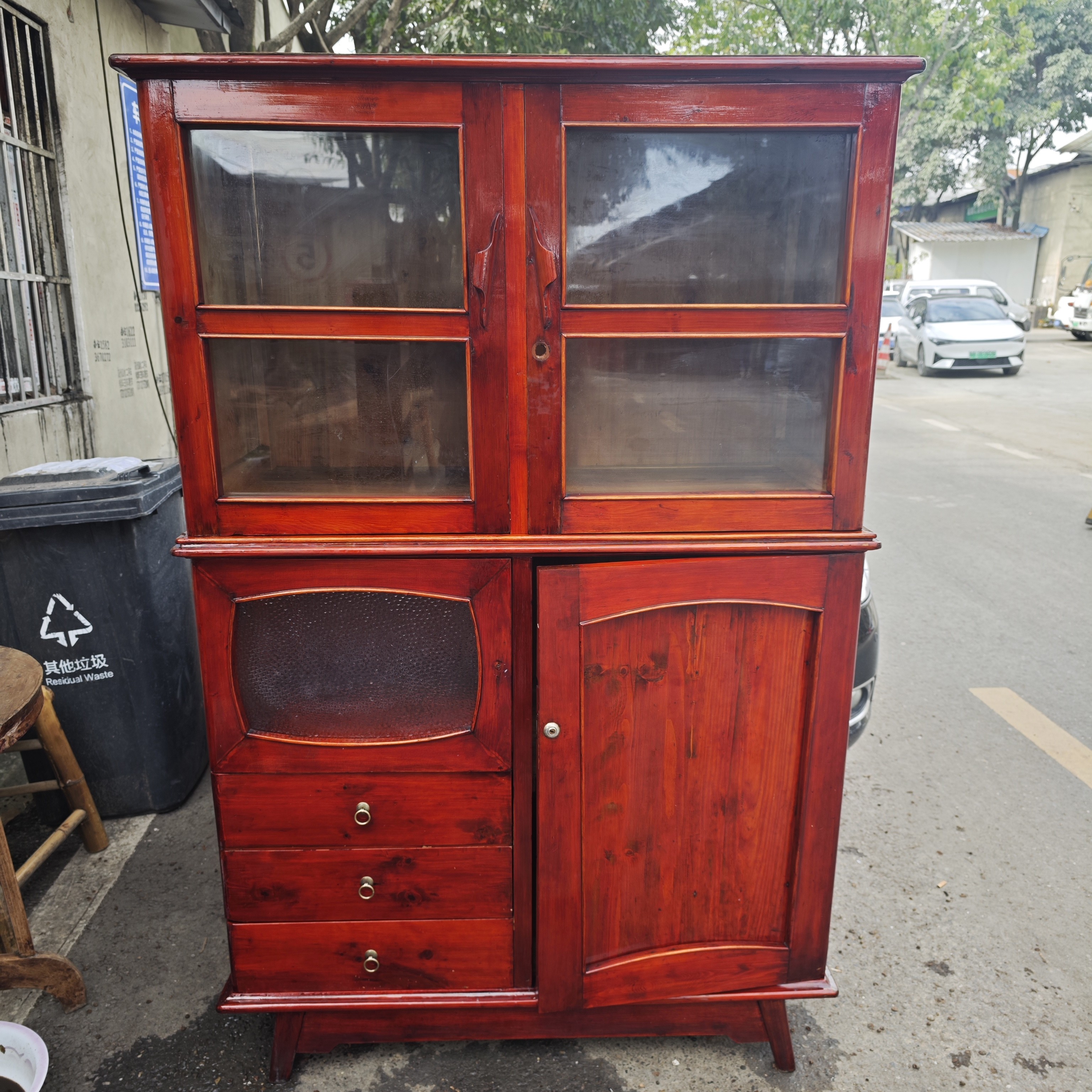 老式柜子 款式独特 漆水漂亮