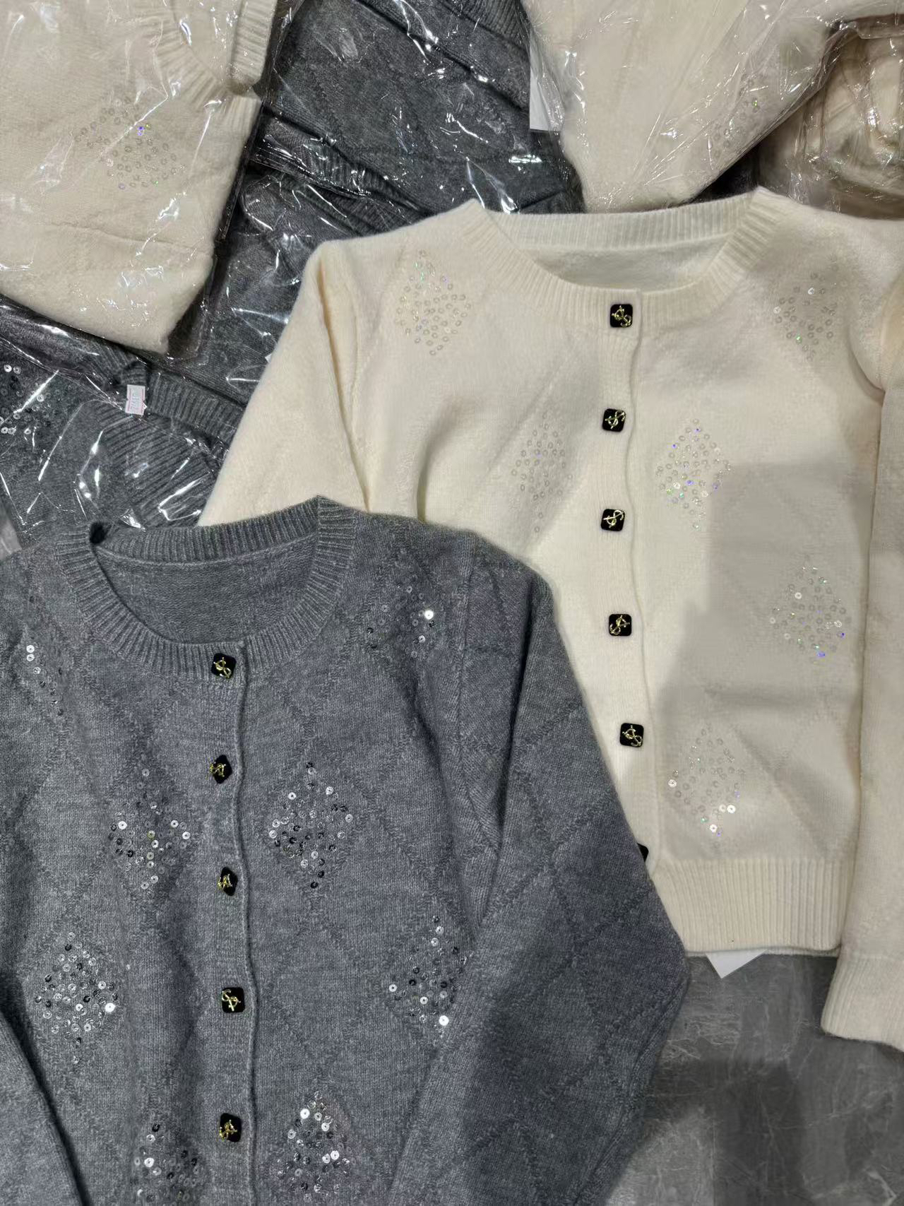 休闲百搭减龄款短款开衫毛衣