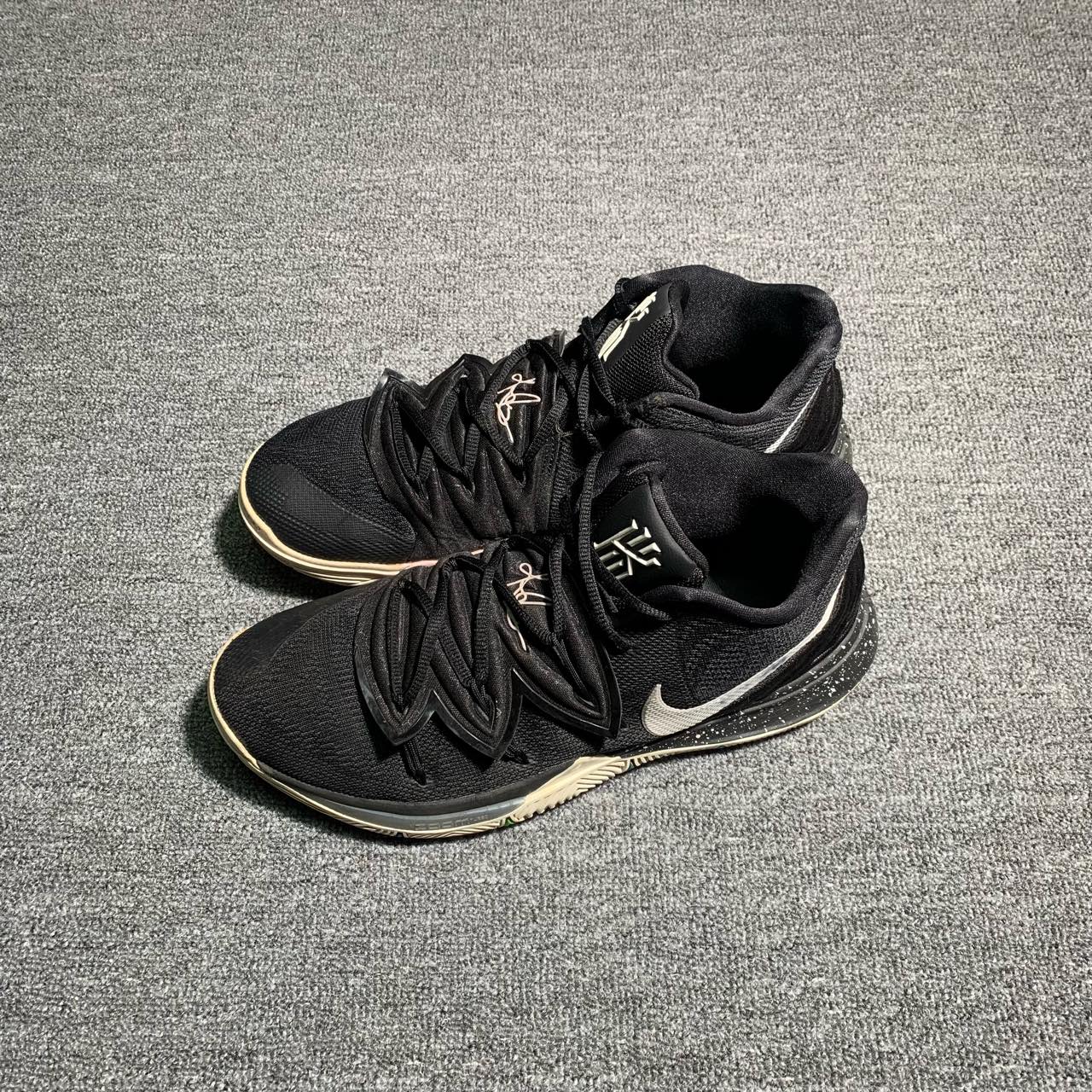 45码/Nike篮球鞋/欧文5 黑魔法，45码，原盒配件齐全，成色如图