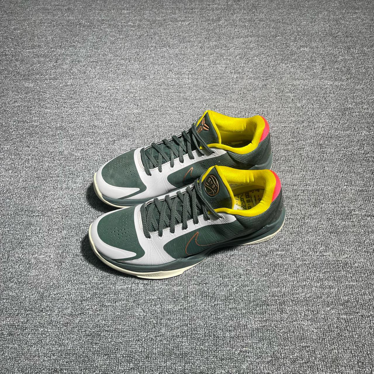 Nike篮球鞋/科比zk5 EYBL 灰绿，43码，成色很新如图，1580秒