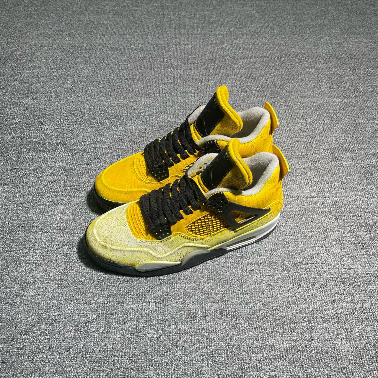 Nike休闲鞋/AJ4 白镭射定制，41码，全新没穿过，999秒