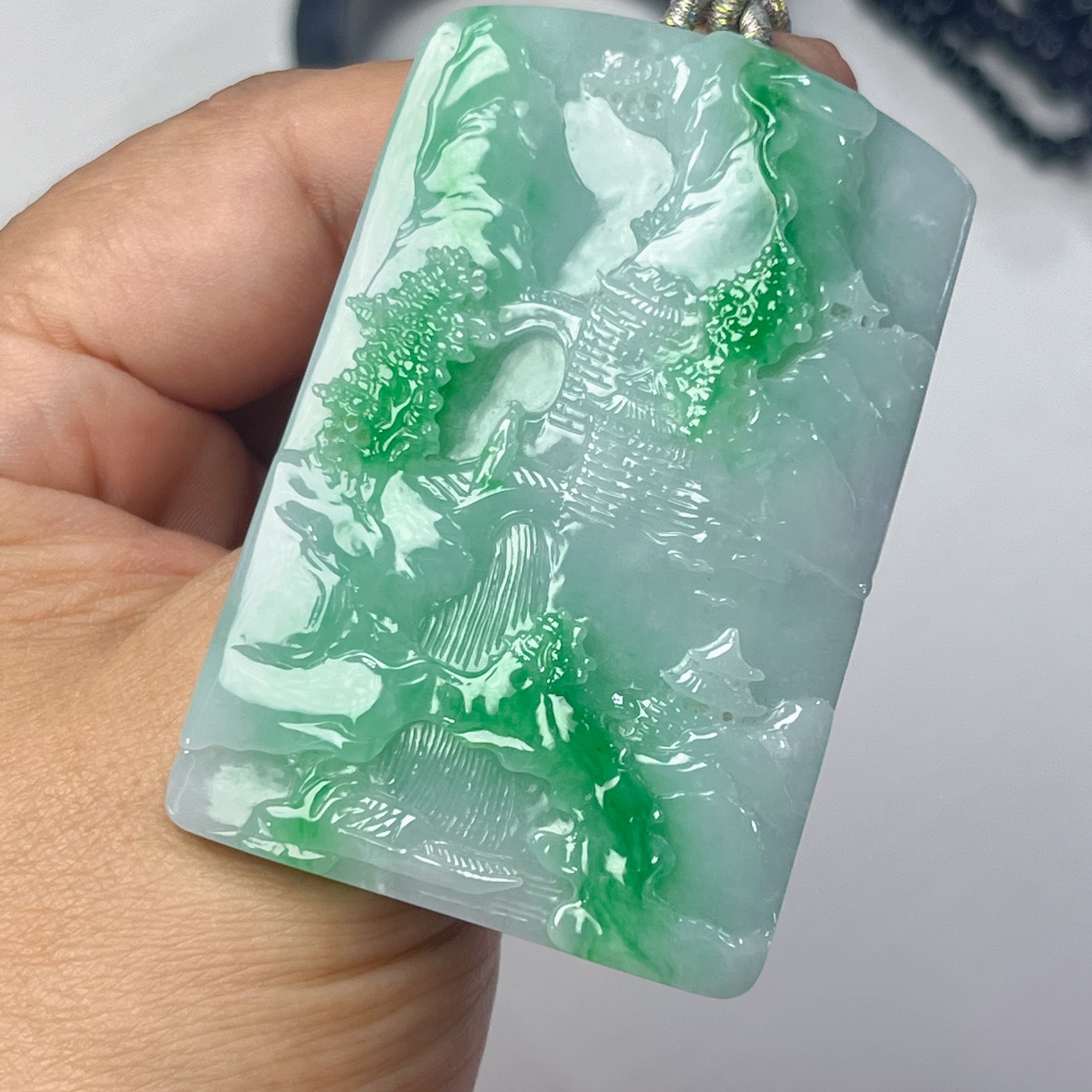 缅甸天然翡翠，阳绿色俏色巧雕山水牌吊坠冰透飘绿雕刻通透精雕
