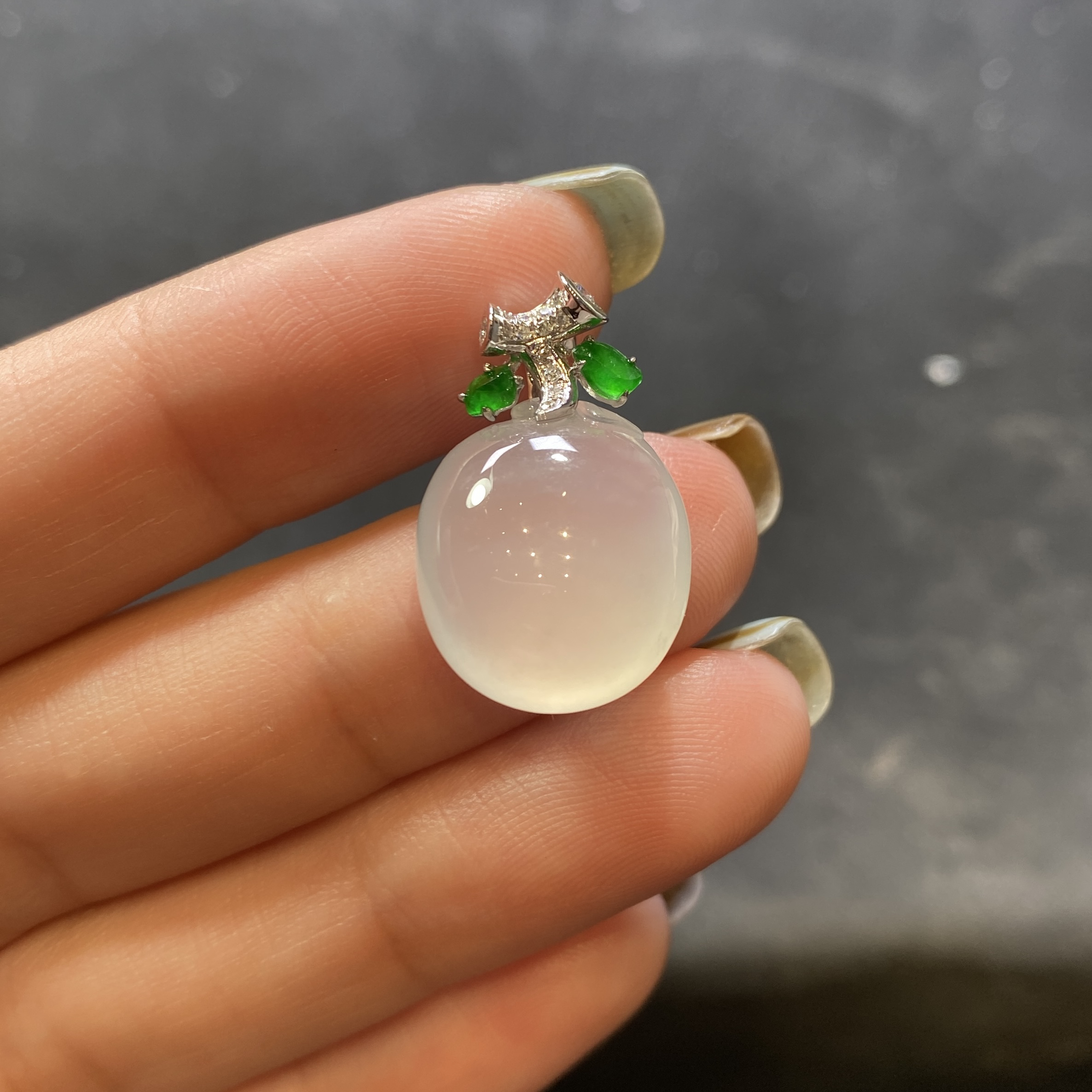 【夏阳翡翠】缅甸天然A货翡翠18k金镶嵌时尚百搭精致冰透桃子吊坠