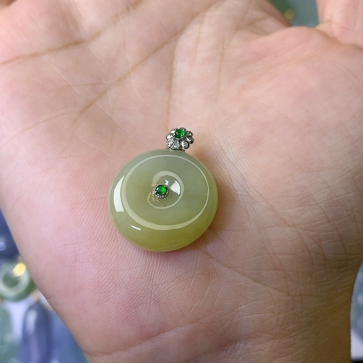 【闪购商品】翡翠颈饰18K金镶嵌S****?