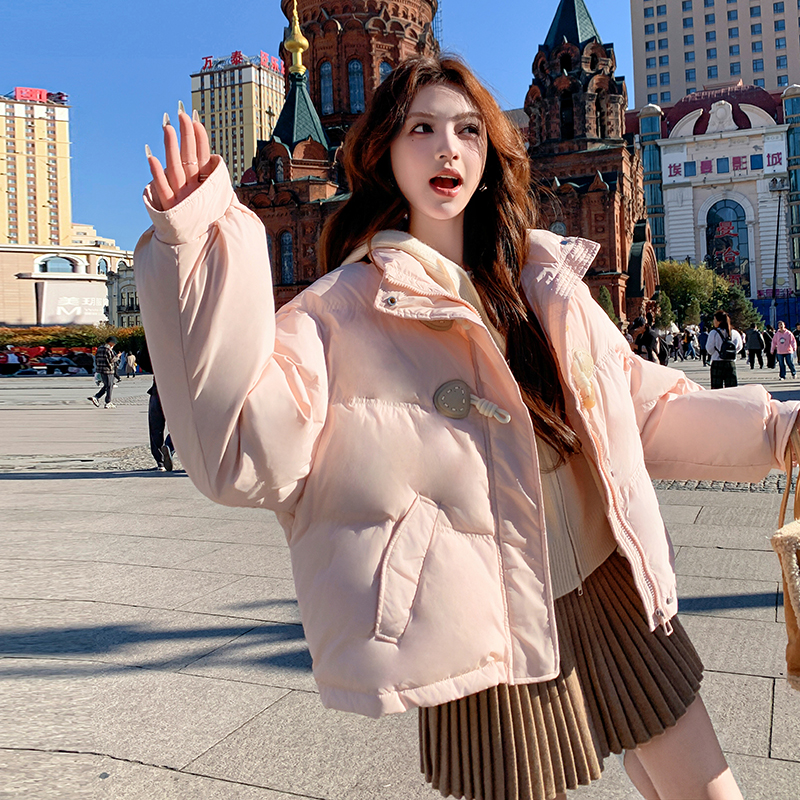 粉色韩版牛角扣学院风减龄羽绒服女2024冬季新款小个子保暖面包服