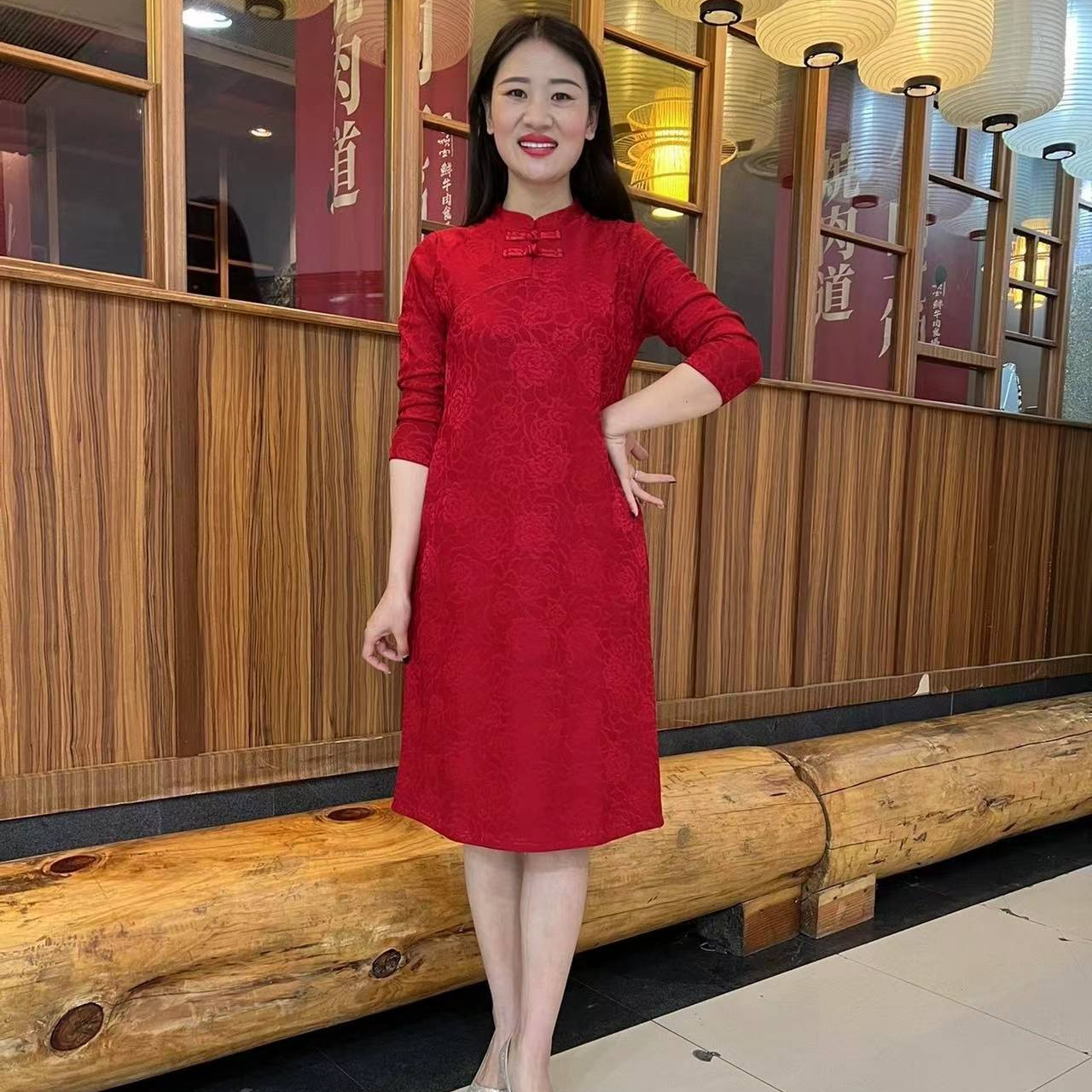 2023新款妈妈女秋冬连衣裙中年洋气质高贵中长款遮肚显瘦打底加绒