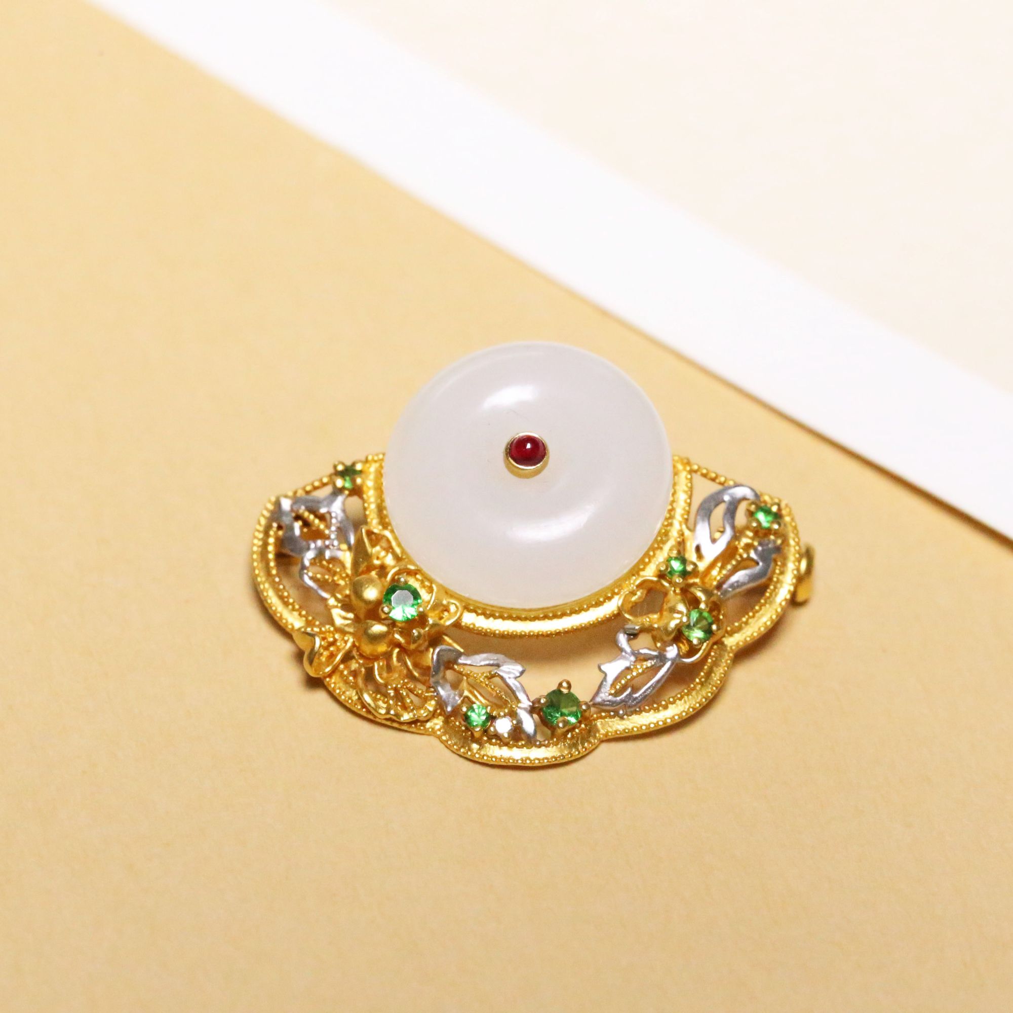 吴小吴珠宝【花开月圆】18K金+和田玉胸针