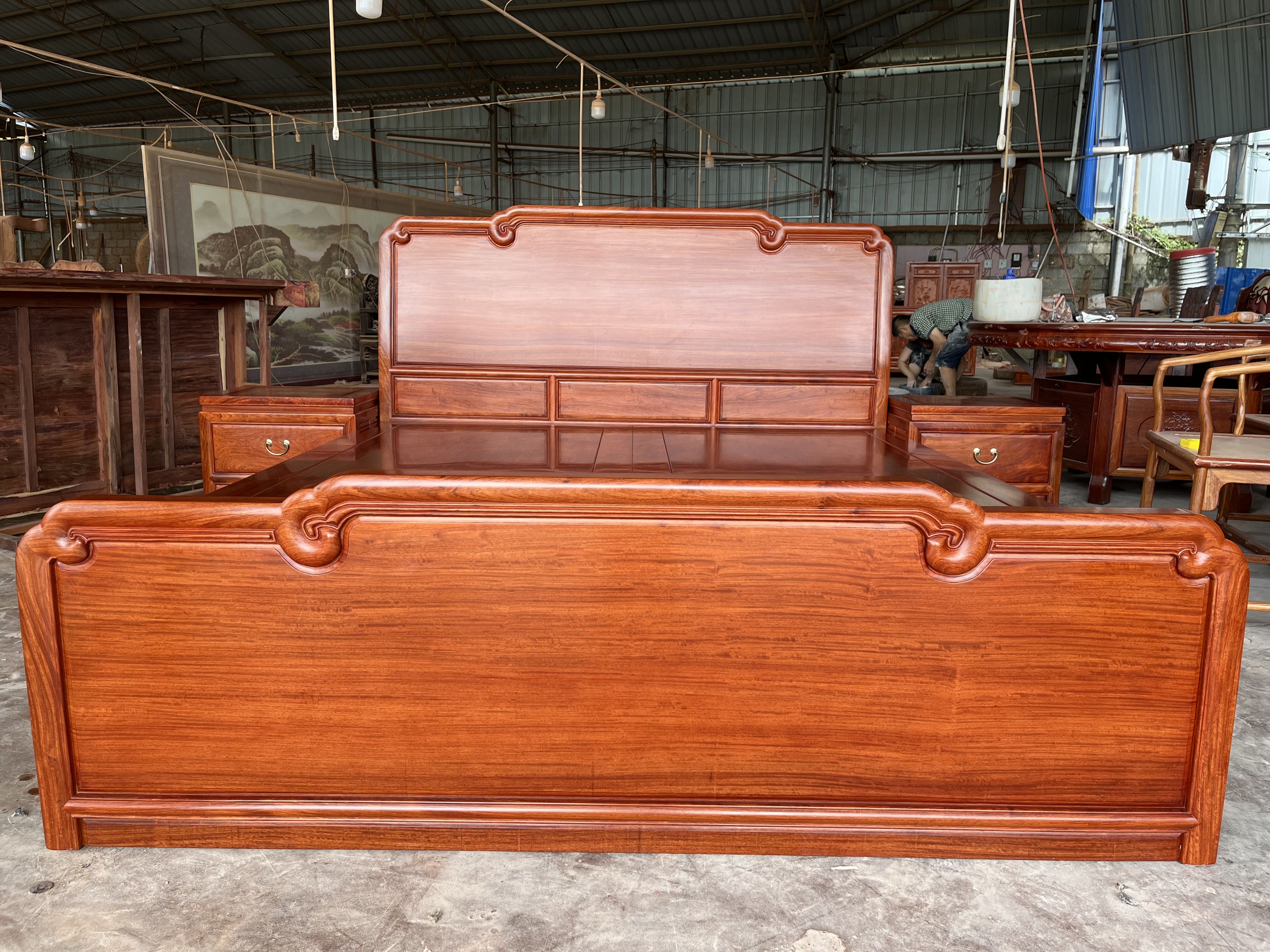 缅花明式一米八箱架式大床，配两个床头柜，床箱架带抽屉