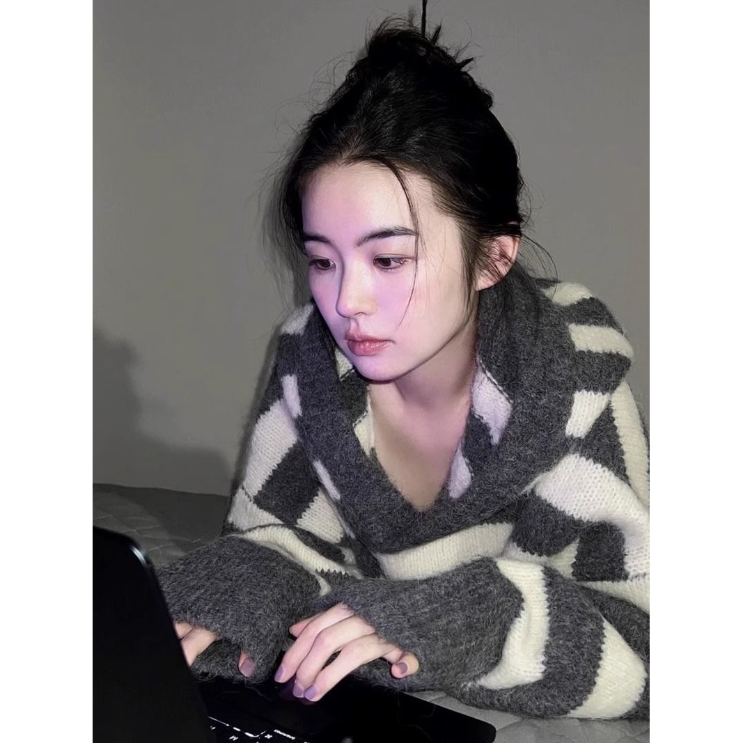 设计感灰色条纹中长款连帽毛衣女秋冬宽松慵懒风套头撞色针织上衣