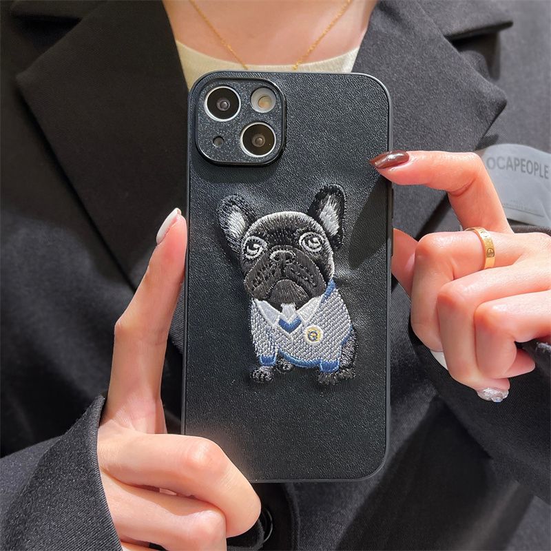 卡通刺绣斗牛犬适用iPhone15Promax苹果14手机壳13硅胶12防摔11女