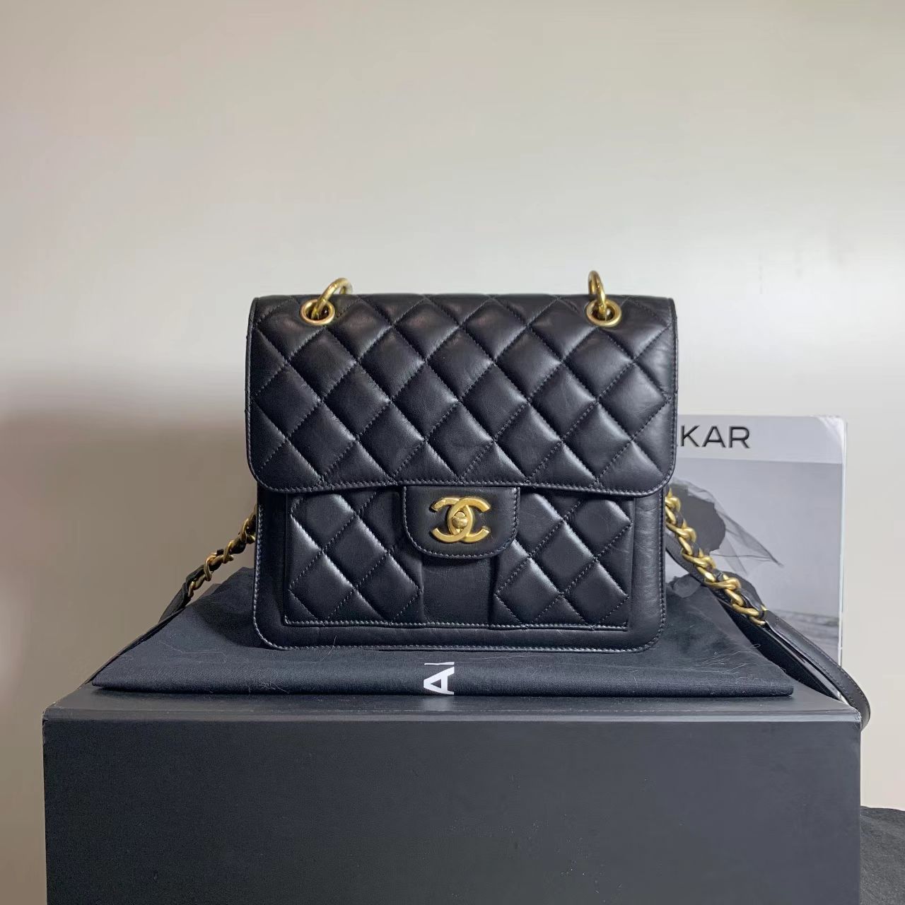 99新 Chanel/香奈儿 壹臻/23S黑金牛邮差双肩包 36246435