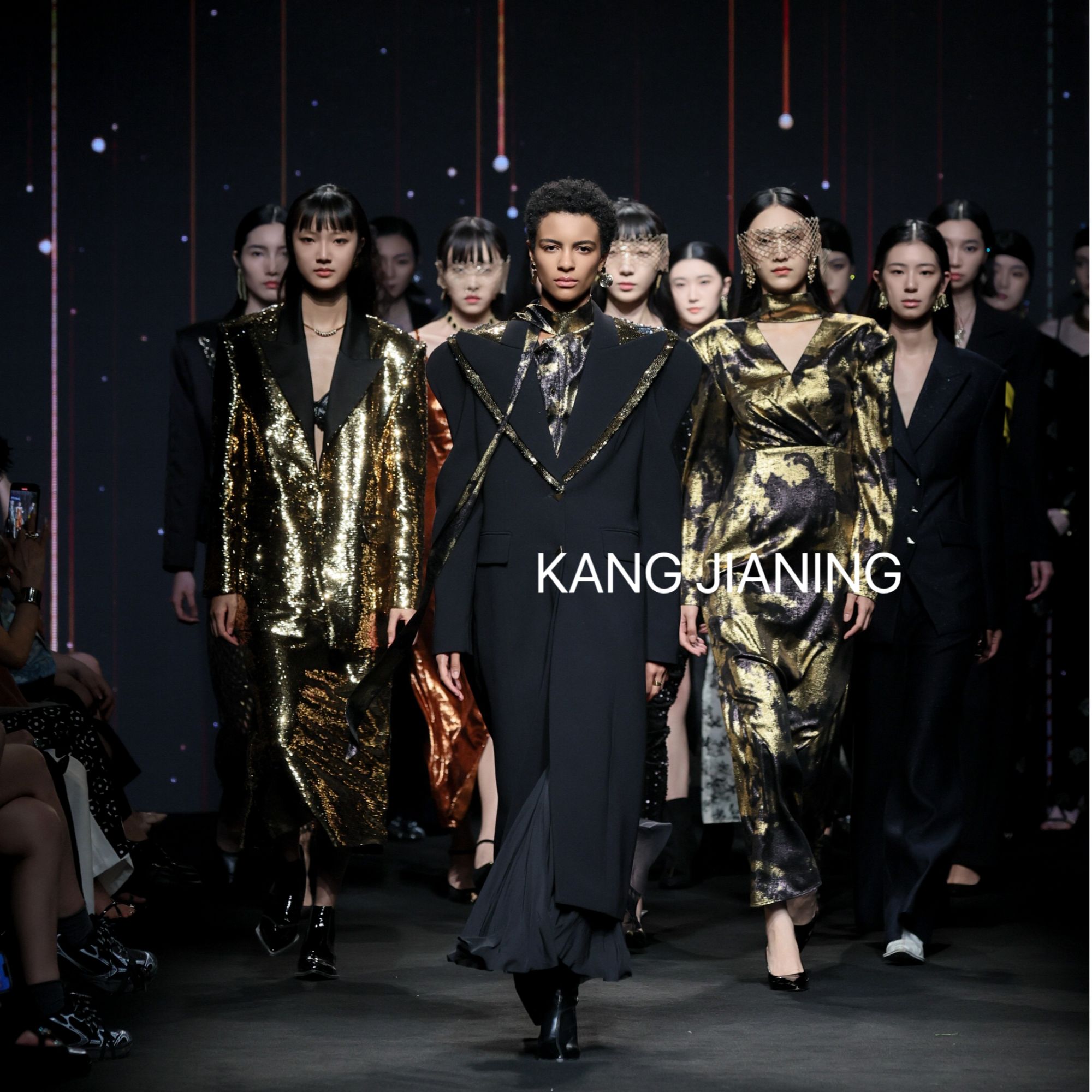 【耀世专享】2024秀场高级定制亮片拼接女王大衣KD24D52