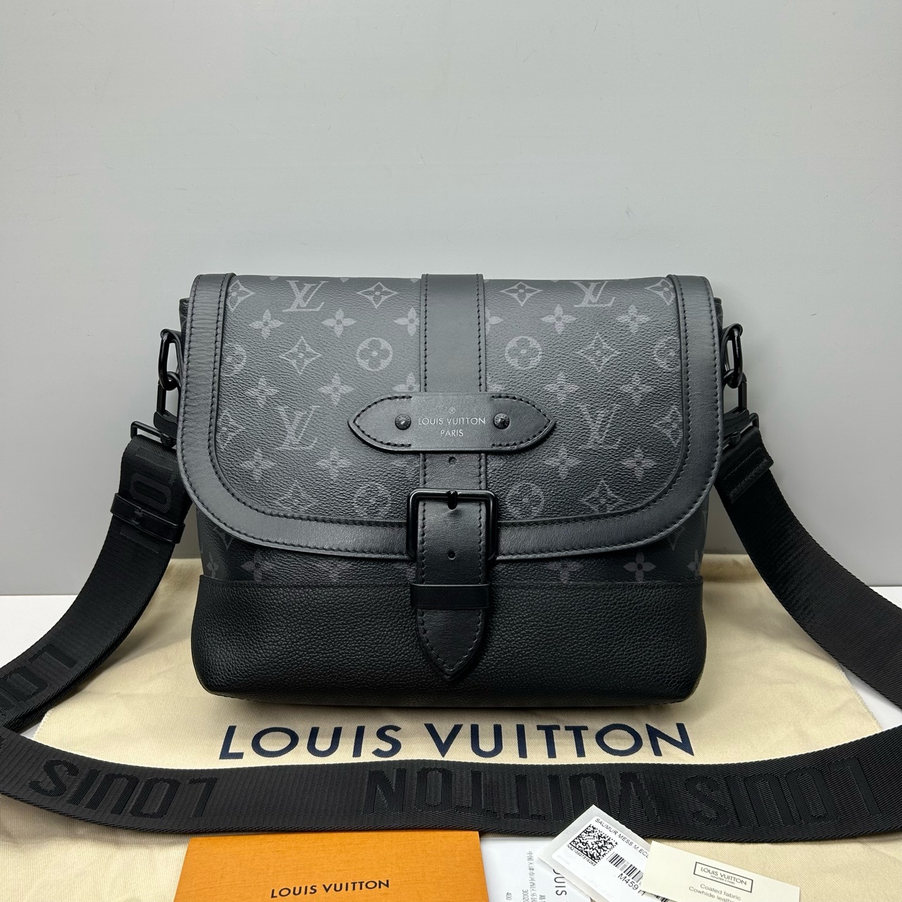 97新LV Saumur黑色老花翻盖男士邮差包斜挎包2399