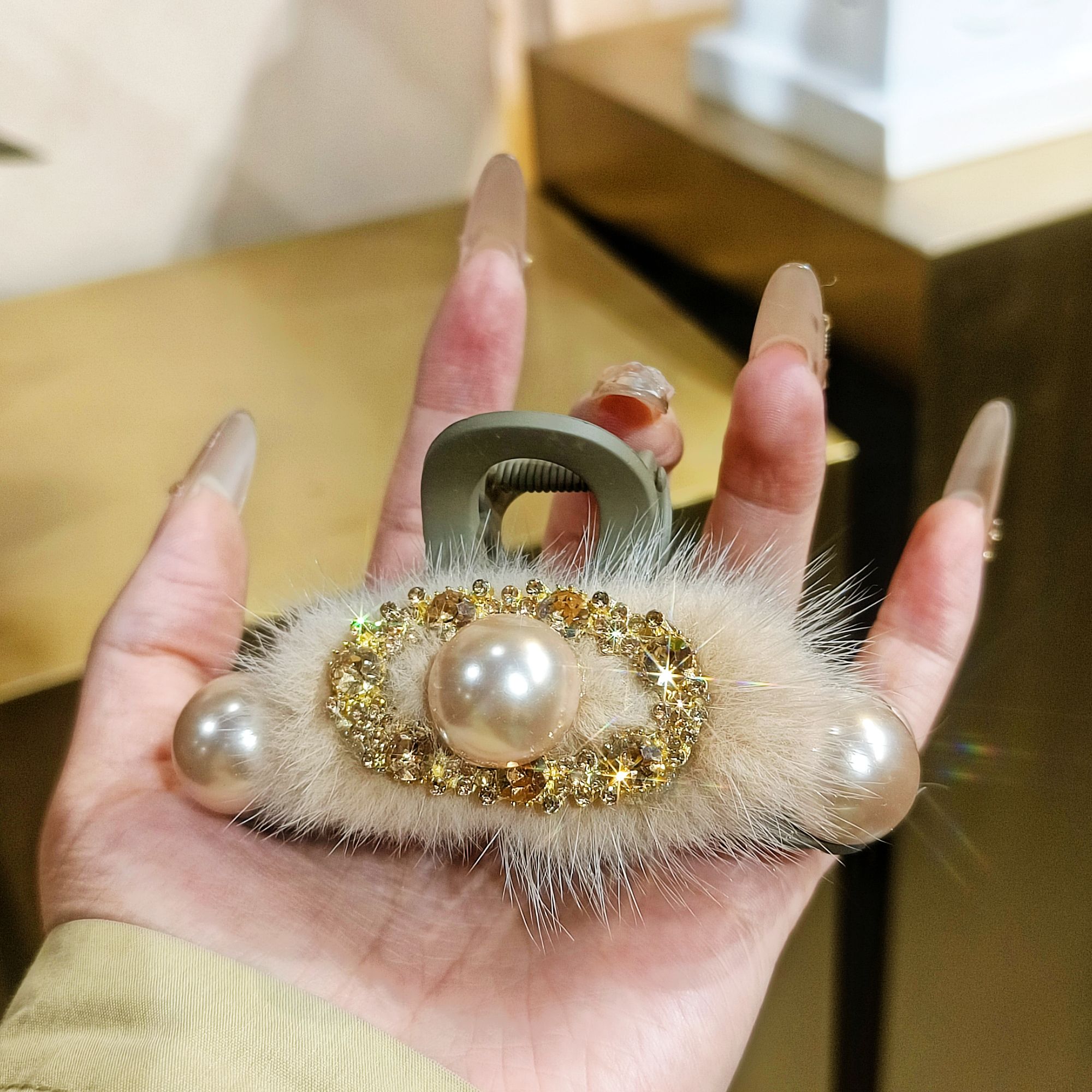 c1144秋冬新款双面毛毛9厘米抓夹捷克钻珠珠款轻奢气质百搭