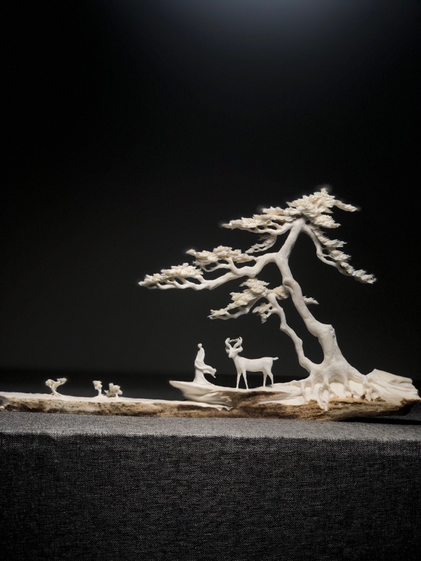 鹿角手工木雕一人一鹿长30高16.5公分整料