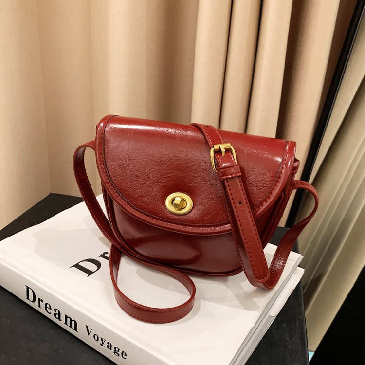 高级感秋冬手机包包2025新款马鞍包女斜挎小众复古红色单肩小挎包