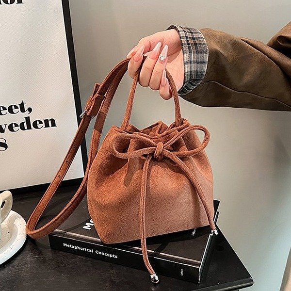 冬季秋冬款百搭小包包女士2023新款斜挎手机包复古绒面革水桶包