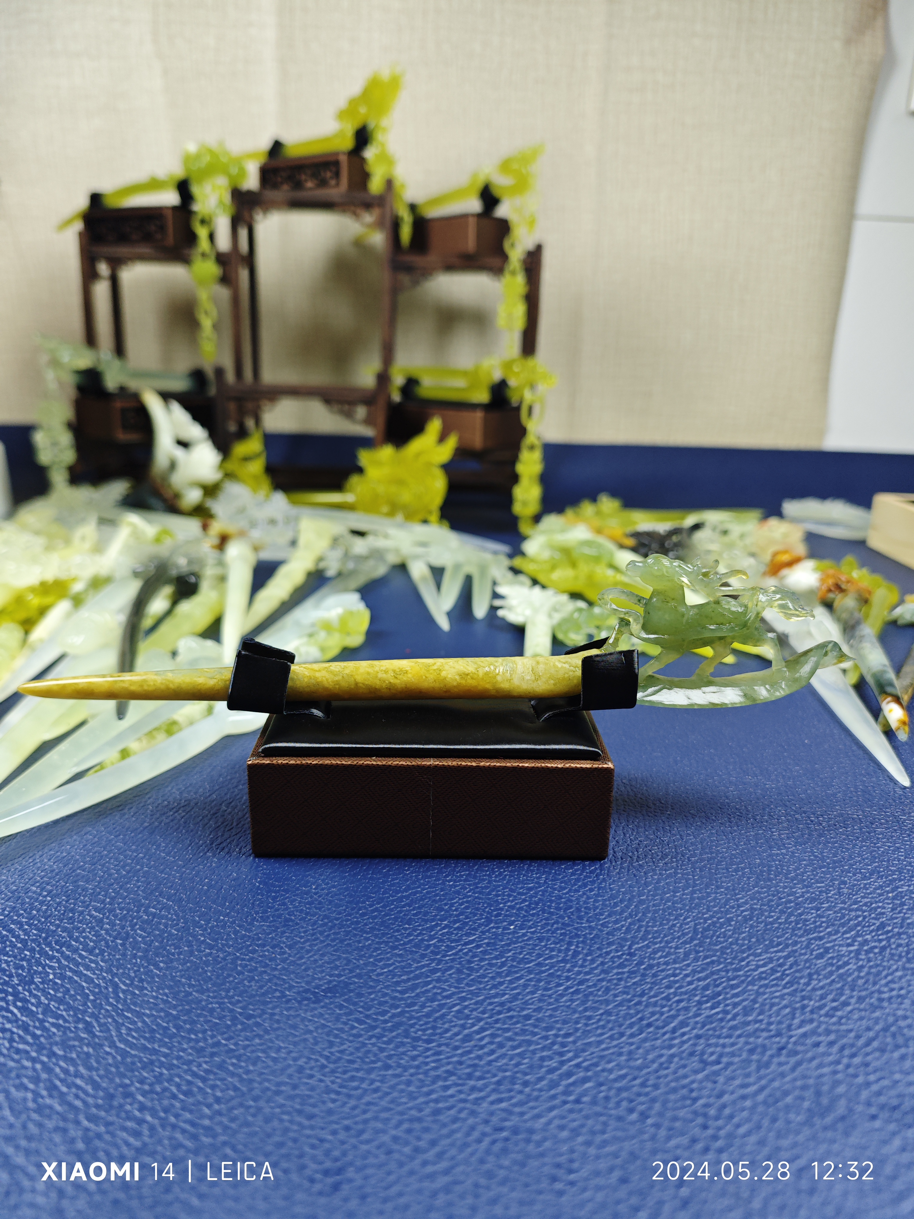 天然岫玉簪子手工雕刻一鹿生花480