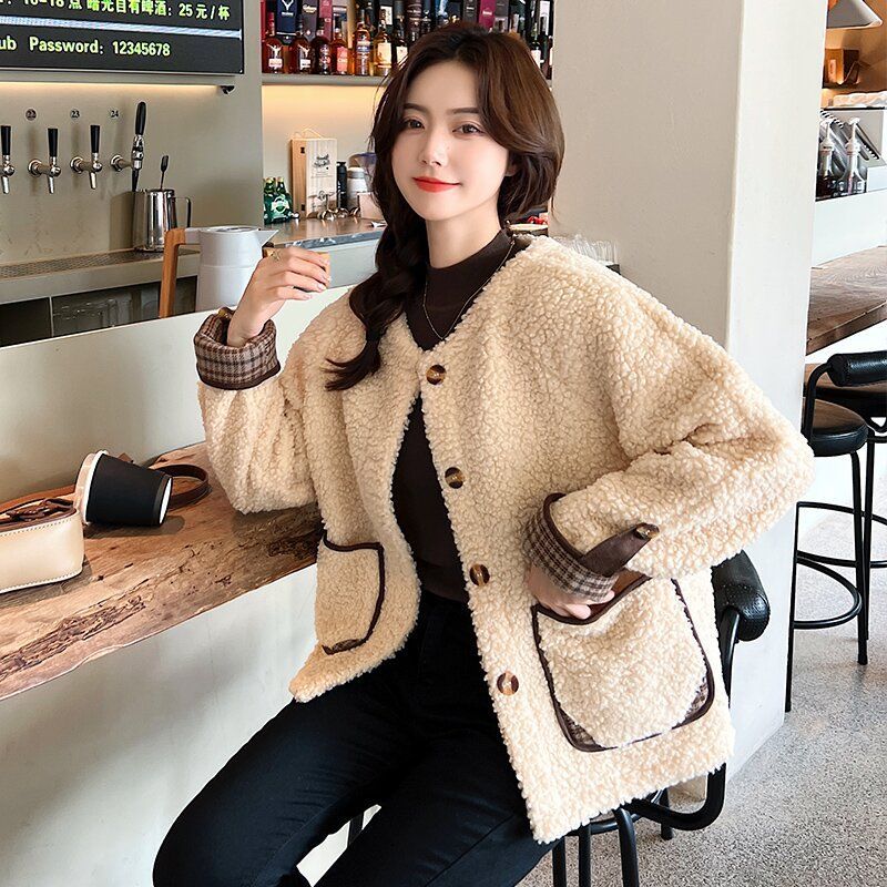学院风休闲仿羊羔毛女2025年新款韩版宽松短款加绒小香风外套女