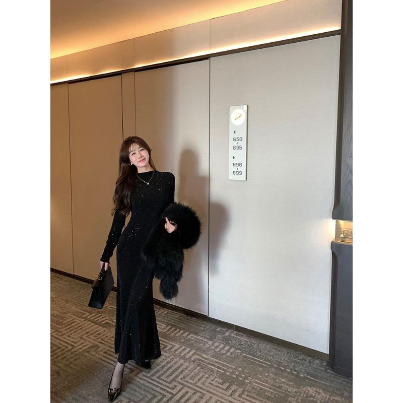 冬季设计感烫钻连衣裙高级感气质显瘦半高领包臀修身鱼尾裙小黑裙