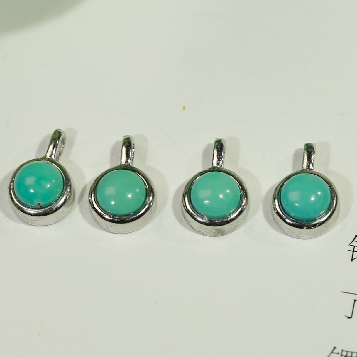 原矿湖北绿松石精致时尚个性百搭款吊坠 多色多样性随机发一件